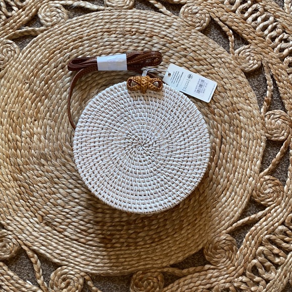 NWT On The Border Bamboo Woven Round Straw Bag - Picture 2 of 7